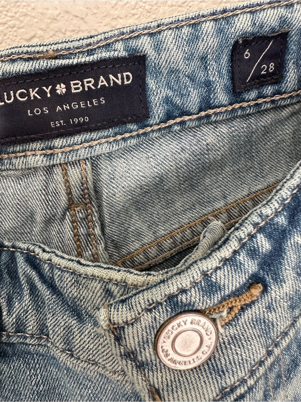 Lucky Brand THE CUT OFF Light Wash Distressed Denim Shorts Size 6/28 - Picture 4 of 4